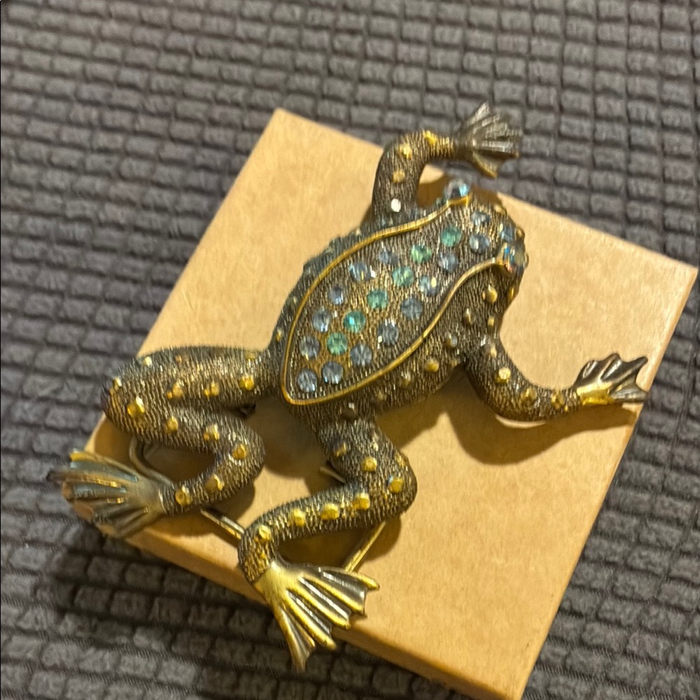 brass colored w/Blue rhinestones Frog belt buckle